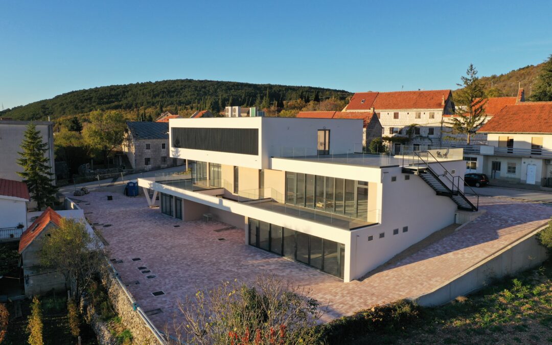 Javni natječaj za davanje u zakup poslovnih prostora prikupljanjem pisanih ponuda.